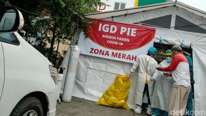 RSUD Kramat Jati Jakarta Timur menyetop sementara layanan rawat jalan, Senin (28/6). Layanan kesehatan bakal difokuskan pada penanganan pasien COVID-19 dan vaksinasi.