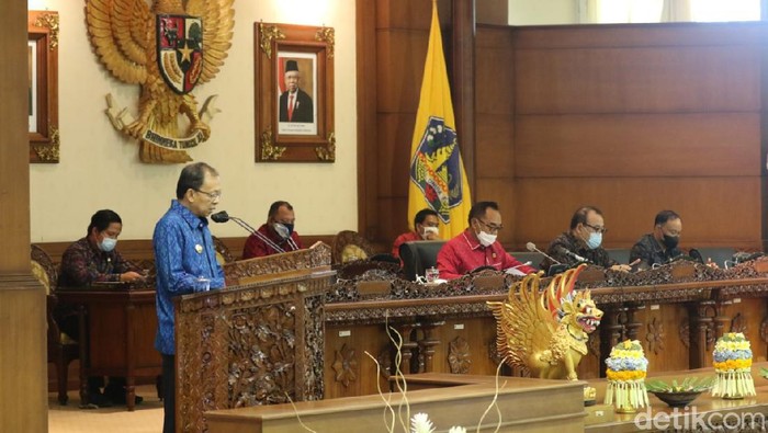 Gubernur Bali Wayan Koster saat rapat bersama DPRD (Sui/detikcom).