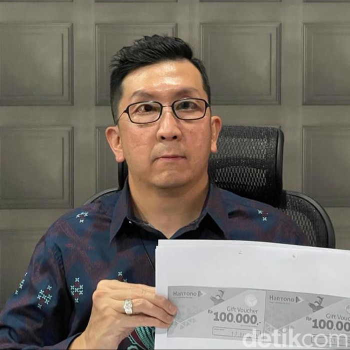 Seorang direktur perusahaan di Surabaya menjadi tersangka setelah dilaporkan PT Hatson Surya Electric atau Hartono Elektronik. Tersangka dilaporkan karena diduga menggelapkan voucher senilai Rp 10 miliar.