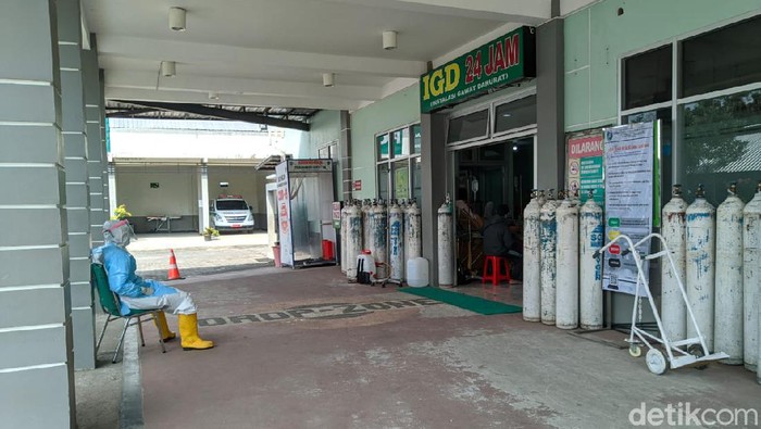 Ledakan kasus COVID-19 membuat Ponorogo menjadi salah satu zona merah di Jatim. Wakil Bupati Ponorogo Lisdyarita berencana menambah nakes RSUD dr Harjono.