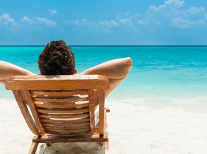 Berjemur Telanjang di Tepi Pantai, Diganggu Rusa, eh Kena Denda
