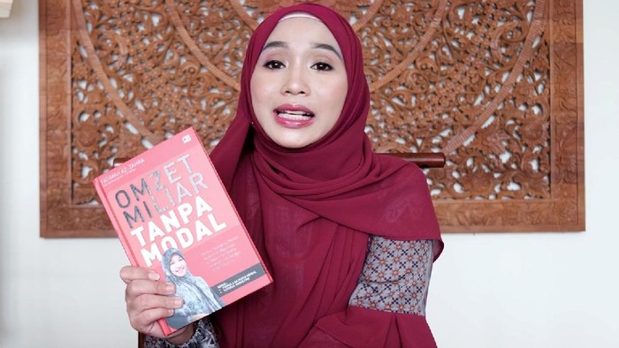 Seorang miliarder muda ini bernama Fatimah Az Zahra, videonya sempat viral dan banjir komentar karena perjuangannya hingga menjadi seperti sekarang.

Pengusaha yang kini menyandang gelar miliarder tanpa modal itu kini sampai bisa mengendorse artis papan atas.