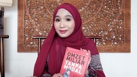 Di video tersebut Fatimah menceritakan masa remajanya yang sering puasa dan berbuka dengan hanya air putih. Bahkan juga pernah tidur beralas kardus beratap langit di tengah gulita malam di tanah ibu kota. Jatuh bangun dalam usaha tak pernah menyurutkan semangatnya hingga mengantarkan dirinya seperti sekarang ini.