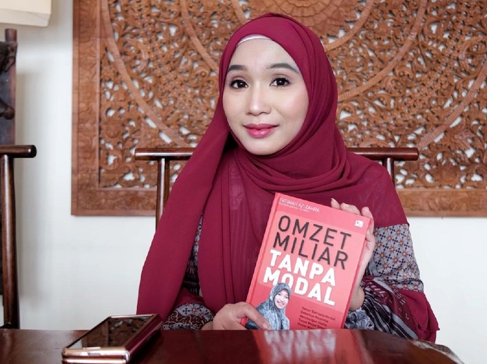 Seorang miliarder muda ini bernama Fatimah Az Zahra, videonya sempat viral dan banjir komentar karena perjuangannya hingga menjadi seperti sekarang.

Pengusaha yang kini menyandang gelar miliarder tanpa modal itu kini sampai bisa mengendorse artis papan atas.