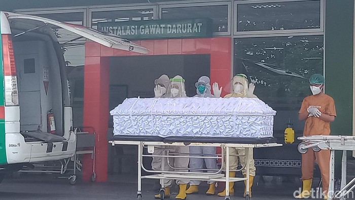 Jenazah pasien Corona muslim disalatkan tim COVID di RS PKU Muhammadiyah Delanggu, Klaten sebelum dimakamkan, Senin (28/6/2021)