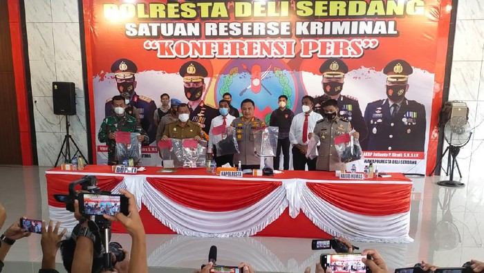 Kapolresta Deli Serdang Kombes Yemi Mandagi saat konferensi pers kasus pembunuhan penjaga toko.