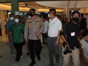 Minat Vaksinasi Tinggi, Polisi di Pekanbaru Jemput Bola ke Rumah Warga