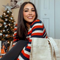 Latihan akan membuatnya sempurna. Dan tentu aku akan menantikan latihan kendaraan spesifik dengan tim Virgin Galactic. Karena ini misi riset, penerbanganku akan melibatkan beberapa latihan tambahan dan protokol operasional yang berbeda dari penerbangan turis. Aku sangat menantikan latihan astronaut, katanya. Foto: Instagram @kelliegerardi