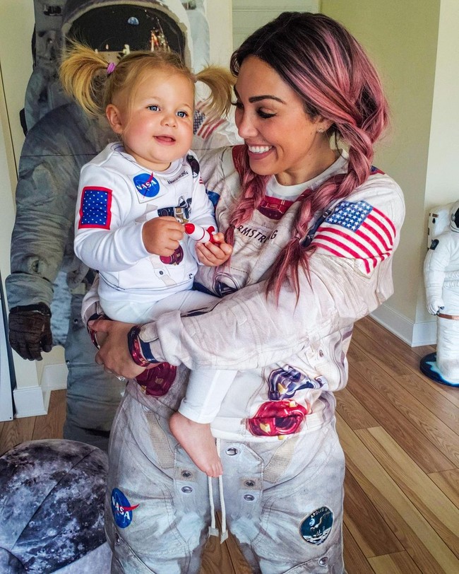 Mereka pun menamakan anak dengan unsur antariksa yakni Delta Victoria atau Delta-V yang merupakan kependekan dari deeply geeky. Delta-V sendiri sendiri sering digunakan dalam dinamika penerbangan luar angkasa. Foto: Instagram @kelliegerardi