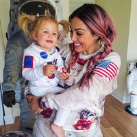 Mereka pun menamakan anak dengan unsur antariksa yakni Delta Victoria atau Delta-V yang merupakan kependekan dari deeply geeky. Delta-V sendiri sendiri sering digunakan dalam dinamika penerbangan luar angkasa. Foto: Instagram @kelliegerardi