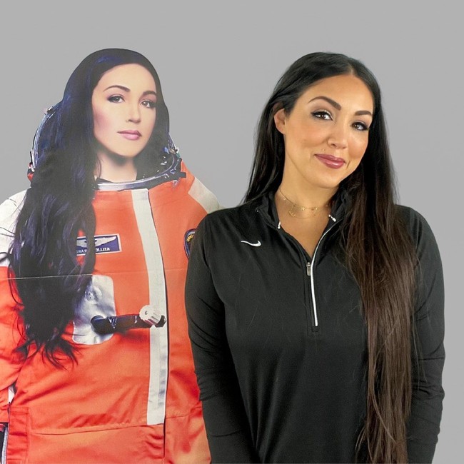 Kellie sendiri bukan wanita sembarang. Meski dikenal netizen sebagai influencer, ia adalah peneliti biastronautika atau bidang khusus yang mendalami biologi dan astronotika, mencakup banyak aspek biologis, perilaku, dan medis yang mengatur manusia dan organisme hidup lain di luar angkasa. Foto: Instagram @kelliegerardi