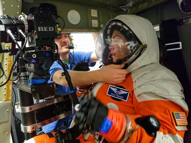 Wanita 32 tahun tersebut memang sudah tertarik dengan luar angkasa sejak kecil dengan bergabung di Kennedy Space Center. Dan ketika beranjak dewasa, Kellie menjadi bagian dari The Explorers Club di mana dia adalah salah satu dewannya. Dari situ, ia mengenal lebih dalam mengenai penerbangan antariksa. Foto: Instagram @kelliegerardi