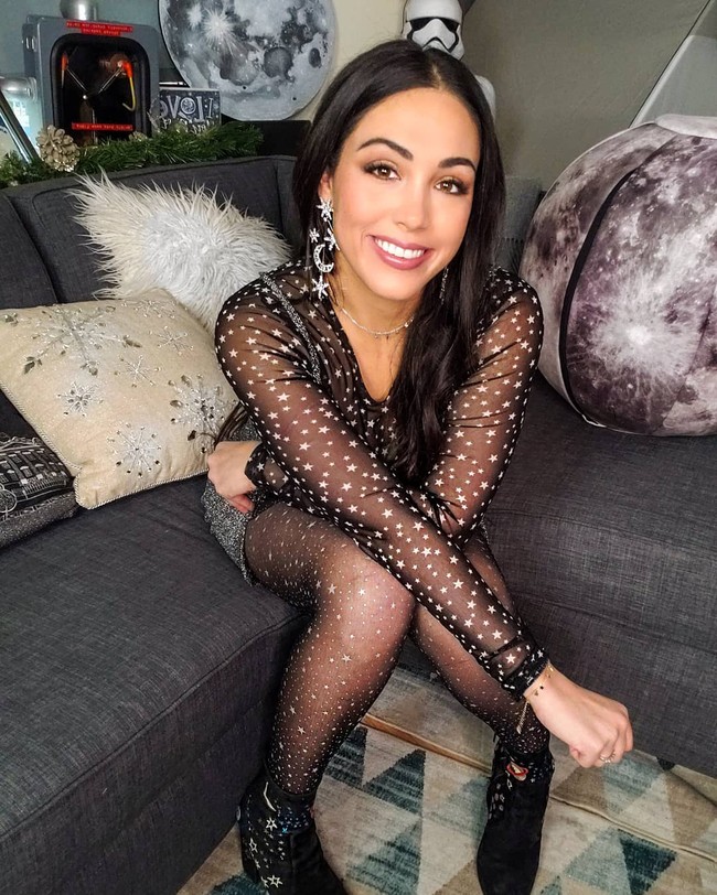 Nantinya Kellie Gerardi akan terbang dari New Mexico. Ia akan menjadi spesialis wanita pertama yang diterbangkan oleh Virgin Galactic. Kini ibu satu anak tersebut sedang giat berlatih. Foto: Instagram @kelliegerardi