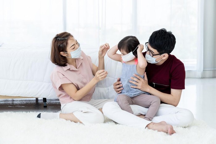 Keluarga bermasker Keluarga mengenakan masker kesehatan.