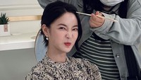 Aku ingin memberitahu kalian bahwa aku menemukan tambatan hatiku dan akan menikah di September. Dia orang baik, perhatian, dan penuh cinta, yang selalu ada untukku. Aku ingin ada juga untuknya sebagai istri, tulis Kim Yoon Ji. (Foto: dok. Instagram @_yunjeekim_) 
