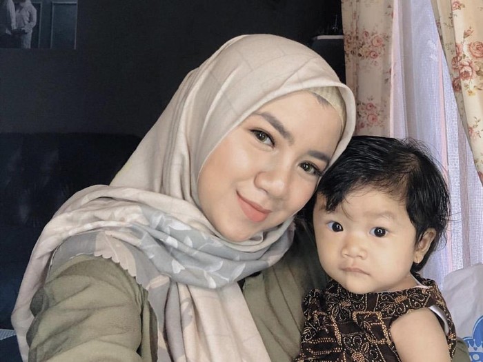 Kisah Adinda Dewi Fitriani yang mengurus anaknya positif Corona. Kisah Adinda Dewi Fitriani yang mengurus anaknya positif Corona.