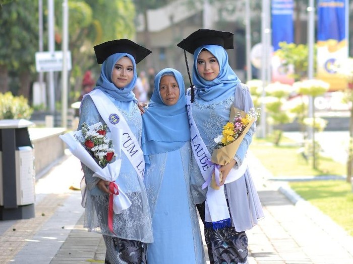 Kisah Buruh Emping Melinjo yang Hantarkan 2 Putrinya Wisuda Cumlaude