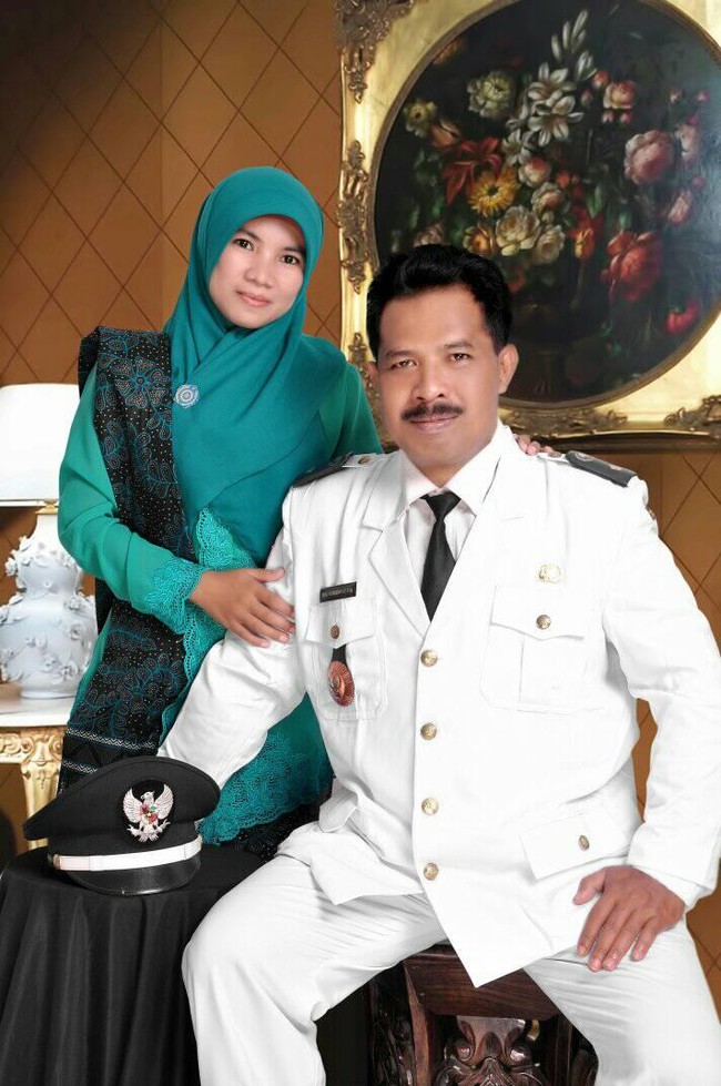 Kisah viral tersebut dibagikan oleh akun TikTok @vikiqq90. Dalam video itu wanita yang diketahui bernama Viki Alfianti memperlihat sejumlah slide foto dirinya saat mendamping suaminya yang kala itu merupakan pejabat seorang kepala desa. Foto: Dok. Facebook Viki Alfiyanti.