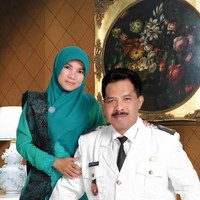 Kisah viral tersebut dibagikan oleh akun TikTok @vikiqq90. Dalam video itu wanita yang diketahui bernama Viki Alfianti memperlihat sejumlah slide foto dirinya saat mendamping suaminya yang kala itu merupakan pejabat seorang kepala desa. Foto: Dok. Facebook Viki Alfiyanti.