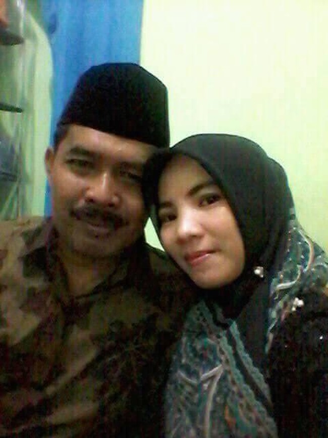 Ia membandingkan kehidupannya saat masih menjadi istri pejabat, kini aktif bekerja sebagai buruh. Ia pun membagikan momen ketika bersama suaminya dan foto bersama rekan kerjanya. Apapun keadaannya harus selalu bersyukur. Dulu istri pejabat, sekarang buruh pabrik, tulis akun TikTok @vikiqq90.Foto: Dok. Facebook Viki Alfiyanti.