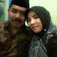 Ia membandingkan kehidupannya saat masih menjadi istri pejabat, kini aktif bekerja sebagai buruh. Ia pun membagikan momen ketika bersama suaminya dan foto bersama rekan kerjanya. Apapun keadaannya harus selalu bersyukur. Dulu istri pejabat, sekarang buruh pabrik, tulis akun TikTok @vikiqq90.Foto: Dok. Facebook Viki Alfiyanti.