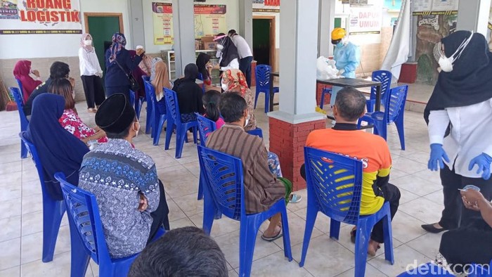 Kasus COVID-19 di Kabupaten Pasuruan terus naik. Sebanyak 50 orang dinyatakan positif COVID-19 pada Minggu (27/6).
