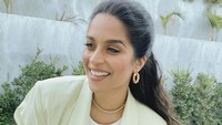 Lily Singh dikenal sebagai seorang YouTuber keturunan India yang lama tinggal di Amerika. Dia mengaku biseksual di tahun 2019 lewat sebuah cuitan, perempuan, berkulit gelap, biseksual. Dia menambahkan bahwa tiga hal itu kerap jadi halangan dalam hidupnya sebelum akhirnya dia yakin pada identitas seksualnya. (Foto: dok. Instagram @lilly) 
