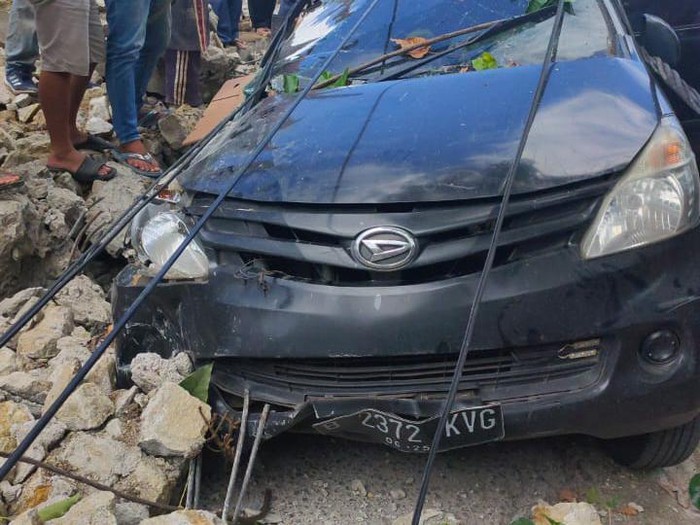 Longsor timpa kendaraan di Kelurahan Prapat, Kecamatan Girsang Sipangan Bolon, Kabupaten Simalungun, Sumut.