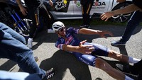 Van Der Poel merebahkan badan tidak jauh dari garis finish. Etape kedua ini menempuh jarak 183,5 km yang ia tempuh dengan catatan waktu 4 jam 18 menit 30 detik. AP Photo/Daniel Cole.