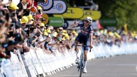 Para penonton menyambut kemenangan Van Der Poel di garis finish etape kedua TDF 2021. Van der Poel mengungguli dua kandidat juara Tour de France musim ini, yakni Tadej Pogacar (UAE Team Emirates) dan Primoz Roglic (Jumbo-Visma). AP Photo/Stephane Mahe.