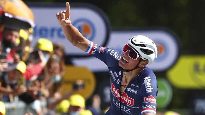 Luapan Ekspresi Kemenangan Van Der Poel Pebalap tim Alpecin-Fenix, Mathieu van der Poel jadi yang tercepat di etape kedua Tour de France 2021. Luapan ekspresi kemenangan terlihat saat ia capai finish.