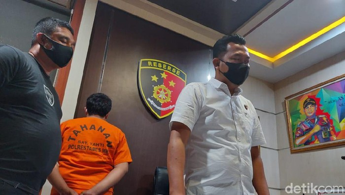 mam Subakti (berbaju tahanan) ditangkap polisi menipu calon pekerja di Sulsel (Taufiq/detikcom).