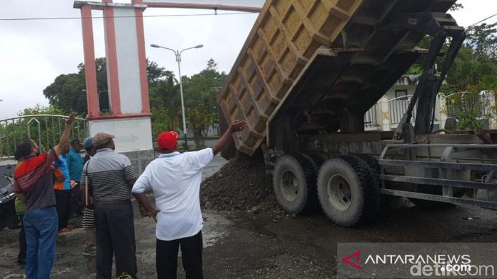 Mantan anggota DPRD Mimika 2014-2019 tutup Kantor DPRD dengan pasir tuntut diaktifkan lagi (ANTARA/Evarianus Supar).