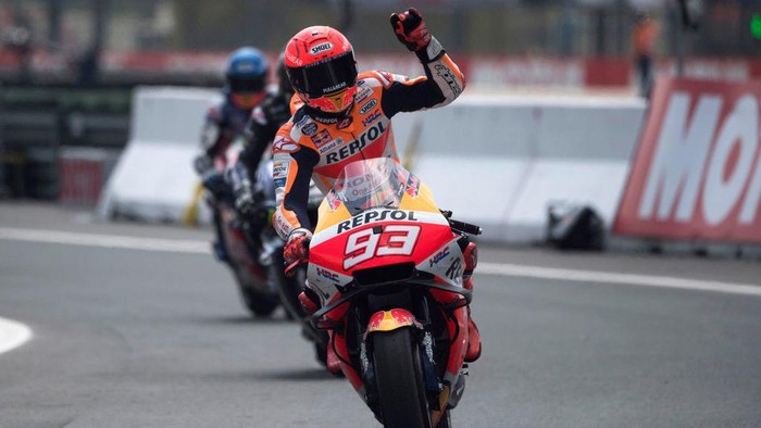 ASSEN, NETHERLANDS - JUNE 27:  Marc Marquez of Spain and Repsol Honda Team returns in box and greets the fans during the MotoGP race during the MotoGP of Netherlands - Race at TT Circuit Assen on June 27, 2021 in Assen, Netherlands. (Photo by Mirco Lazzari gp/Getty Images)