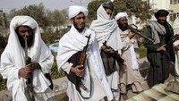 Para milisi Taliban yang menyerahkan diri menunjukan sejumlah senjata yang digunakan dalam pertempuran, di Herat, Afghanistan (4/11/2010). Dalam sejumlah kesempatan, kelompok militan Taliban menyebut sistem islam menjadi satu-satunya cara untuk mengakhiri perang dan memastikan hak asasi manusia ditegakkan di Afghanistan. Pernyataan itu disebut sebagai bentuk komitmen Taliban dalam pembicaraan damai terkait Afghanistan. Getty Images/Majid Saeedi