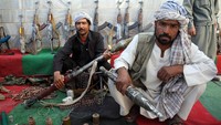 Ini juga salah satu potret para milisi Taliban yang menyerahkan diri menunjukan sejumlah senjata yang digunakan dalam pertempuran, di Herat, Afghanistan (4/11/2010). Getty Images/Majid Saeedi