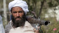 Potret pejuang Taliban saat menyerahkan diri di Herat, Afghanistan (4/11/2010). Taliban masih bersikukuh dengan sistem politik yang mereka yakini. Getty Images/Majid Saeedi