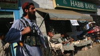 Milisi Taliban menjaga sebuah kotak amal di Koza Bandi, Pakistan (30/10/2007). Saat ini pemerintah dan kelompok Taliban belum menemui kata sepakat mengenai masa depan Afghanistan pasca tentara AS meninggalkan negara itu. Taliban masih bersikukuh dengan sistem politik yang mereka yakini. Getty Images/John Moore