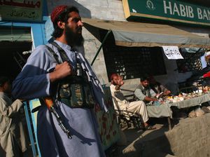 Ratusan Tentara Afghanistan Menyerah ke Taliban, China Bui Pengusaha Kanada