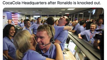 Meme pegawai Coca Cola bahagia dengan kekalahan Ronaldo dan Portugal (Twitter)