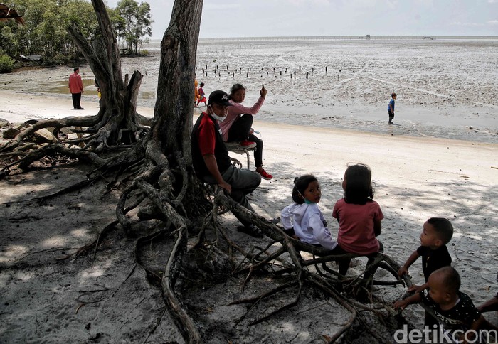 Pantai Perupuk di Sumatera Utara juga dikenal dengan nama Pantai Sejarah. Seperti namanya, pantai ini menyimpan banyak cerita dan kenangan bagi warga di sana.