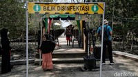 Pantai Perupuk jadi salah satu destinasi wisata andalan di Kabupaten Batu Bara, Sumut. Guna mencegah penyebaran virus Corona, para pengunjung yang hendak memasuki kawasan pantai pun diimbau untuk melewati bilik disinfektan serta menerapkan protokol kesehatan.