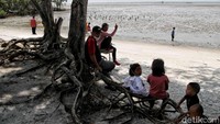 Menurut Ketua Kelompok Tani Cinta Mangrove Kabupaten Batubara, Azizi, sejarah pantai dengan panjang kurang dari 5 kilometer ini dimulai pada tahun 1942 ketika Perang Dunia II tengah terjadi. Kala itu Jepang melihat potensi pantai ini sebagai tempat pertahanan yang strategis dan memutuskan untuk mendarat di Pantai tersebut.