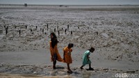 Sempat menjadi tempat pertahanan Jepang, pantai ini ditinggalkan begitu saja dengan segala peninggalannya pascakemerdekaan Indonesia. Hingga saat ini sejumlah peninggalan Jepang masih terlihat di beberapa titik yang ada di sepanjang pantai.