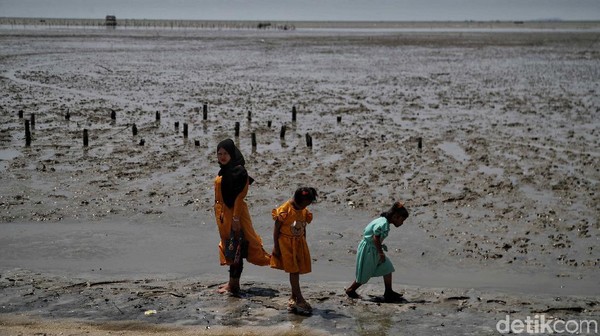 Sempat menjadi tempat pertahanan Jepang, pantai ini ditinggalkan begitu saja dengan segala peninggalannya pascakemerdekaan Indonesia. Hingga saat ini sejumlah peninggalan Jepang masih terlihat di beberapa titik yang ada di sepanjang pantai. Sempat menjadi tempat pertahanan Jepang, pantai ini ditinggalkan begitu saja dengan segala peninggalannya pascakemerdekaan Indonesia. Hingga saat ini sejumlah peninggalan Jepang masih terlihat di beberapa titik yang ada di sepanjang pantai.
