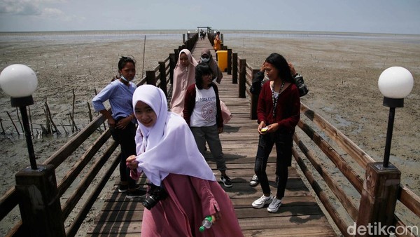 Sejumlah pengunjung menikmati suasana pantai di kawasan Pantai Perupuk, Desa Perupuk, Kabupaten Batu Bara, Sumatera Utara. Sejumlah pengunjung menikmati suasana pantai di kawasan Pantai Perupuk, Desa Perupuk, Kabupaten Batu Bara, Sumatera Utara.