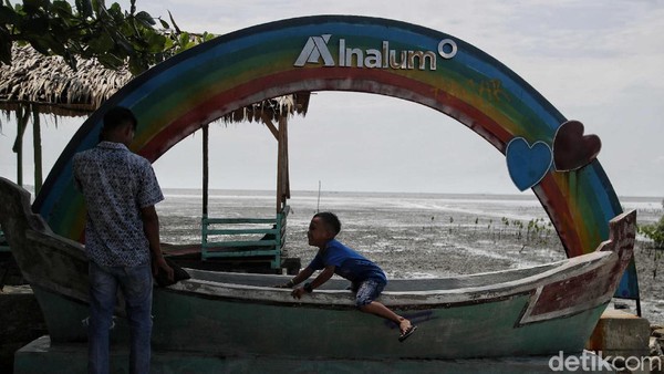 Perlu diketahui PT Indonesia Asahan Aluminium (Inalum) yang melakukan kegiatan untuk menanami lahan yang sudah gundul atau kritis di kawasan Pantai Sejarah. Selain itu Inalum memberikan bantuan bibit untuk mangrove. Tak hanya itu, sampai hari ini peran Inalum di Pantai Sejarah juga banyak memberi bantuan seperti kayu fillet, membuatkan tempat duduk/selfie dan dikelola oleh pemerintah desa. Perlu diketahui PT Indonesia Asahan Aluminium (Inalum) yang melakukan kegiatan untuk menanami lahan yang sudah gundul atau kritis di kawasan Pantai Sejarah. Selain itu Inalum memberikan bantuan bibit untuk mangrove. Tak hanya itu, sampai hari ini peran Inalum di Pantai Sejarah juga banyak memberi bantuan seperti kayu fillet, membuatkan tempat duduk/selfie dan dikelola oleh pemerintah desa.