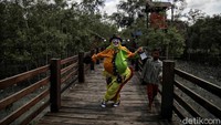 Pantai ini pun kemudian juga sempat mengalami abrasi besar-besaran yang disebabkan oleh penjualan pasir kuarsa. Ditambah lagi dengan proses sedimentasi tanah yang timbul. Pantai ini juga sempat dibangun sebuah jembatan berbentuk U, tapi sayangnya ditinggalkan begitu saja dan rusak. Menurut Azizi area pantai ini dipakai sebagai tempat latihan ABRI/TNI. Setelah sudah tidak dipakai, pantai ini akhirnya rusak begitu saja. Lalu, dibangun gubuk kecil di area pinggiran pantai, sempat jadi area penjualan miras, narkoba, prostitusi.