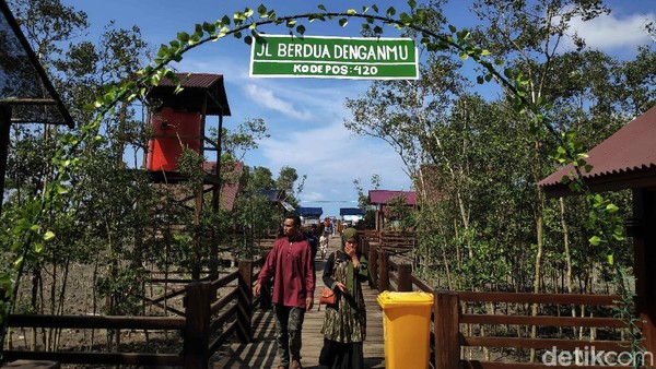 Seiring berjalannya waktu, Kabupaten Batubara mengalami pemekaran di tahun 2006 dan mengambil alih Pantai bersejarah ini. Dari sinilah, Azizi bersama kelompoknya bergerak untuk menanam mangrove agar ekosistem yang ada di Pantai Perupuk bisa kembali seperti semula. Seiring berjalannya waktu, Kabupaten Batubara mengalami pemekaran di tahun 2006 dan mengambil alih Pantai bersejarah ini. Dari sinilah, Azizi bersama kelompoknya bergerak untuk menanam mangrove agar ekosistem yang ada di Pantai Perupuk bisa kembali seperti semula.