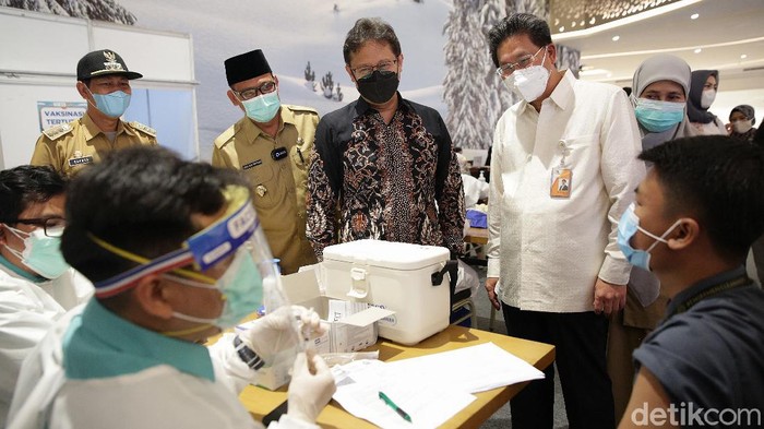 Menkes Tinjau Vaksinasi Massal Di Trans Studio Cibubur Menteri kesehatan Budi Gunadi Sadikin didampingi direktur utama Bank Mega Kastaman Thayib bersama wakil walikota Depok Imam Budi Hartono meninjau vaksinasi massal yang di gelar di Trans Studio Mall Cibubur, Jawa Barat, Senin (28/6/2021).